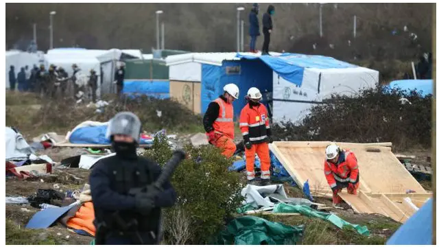 فرق الإزالة تعمل في المعسكر يوم الاثنين تحت حراسة الشرطة