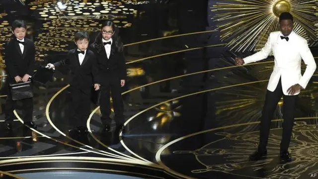 Chris Rock saat membawakan malam penghargaan Oscar 2016.