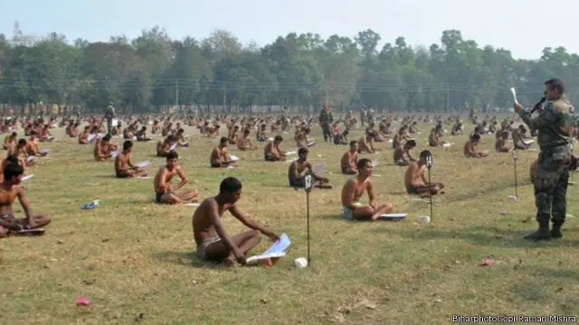 සිය යටි ඇඳුමින් පමණක් සැරසුණු අපේක්ෂකයන් මුසාෆර්පර් නගරයේ එළිමහන් භූමියක් මත හිඳ සිටින අයුරු