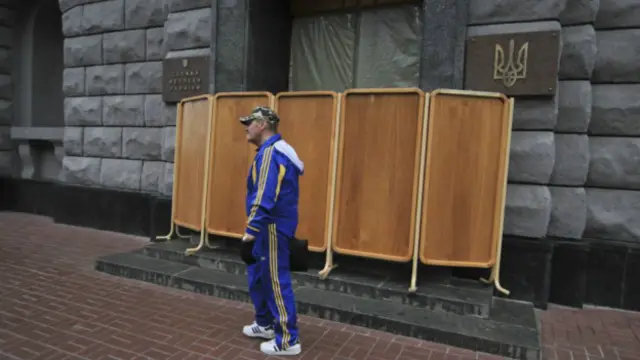 Здание СБУ после предыдущей акции "Азова"