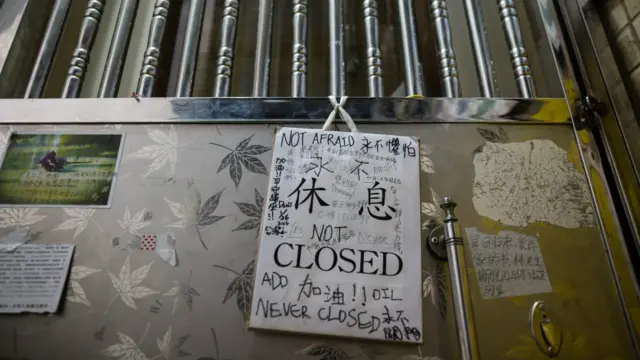 銅鑼灣書店外的「休息」牌子（5/2/2016）