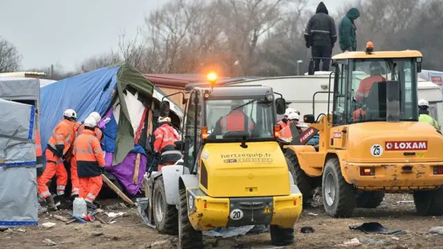 الجرافات دخلت المخيم بعد أن أمر المهاجرون بترك المكان