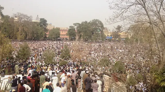 جنازے کے مقررہ وقت سے کئی گھنٹے قبل ہی لوگوں کی بڑی تعداد اس علاقے میں جمع ہوگئی تھی