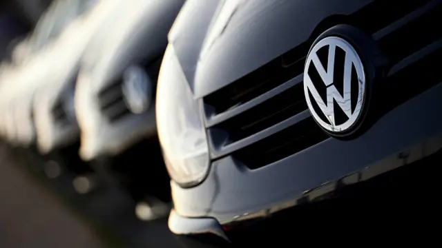 В прошлом году вокруг автомобильного концерна Volkswagen разразился скандал - компания призналась в манипуляции результатами тестирования на содержание вредных веществ в выхлопных газах