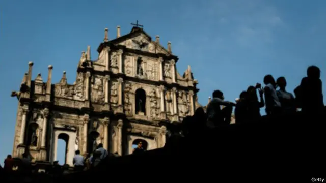 何超明申請,自己身為司法官員在被起訴和法庭開審前不應被羈押。