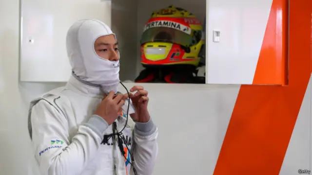 Rio Haryanto dalam kostum balapnya. Sejauh ini Pertamina telah menyediakan 5 juta euro, sehingga pemerintah harus menambal kekurangannya yaitu 10 juta euro -yang akan ditambal dari APBN dan sumbangan masyarakat.