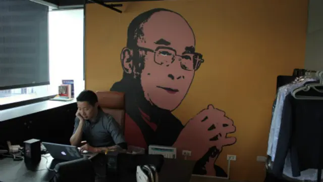 长期支持达赖喇嘛的国会议员林昶佐，办公室后方就是达赖图腾(BBC Chinese)