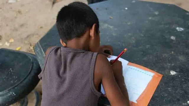 දරුවාගේ පියා කලකට පෙර මිය ගොස් ඇති අතර සිය සැමියා එච්අයිවී ආසාදිතයකු බවට රාවයක් පැතිර ගොස් ඇති බවයි දරුවාගේ මව මීට ඉහතදී සංදේශයට කියා සිටියේ