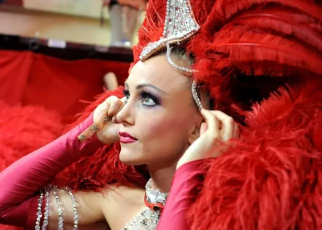 Luces y lentejuelas; plumas y pestañas... ¿y senos? Foto: Sandie Bertrand / Moulin Rouge