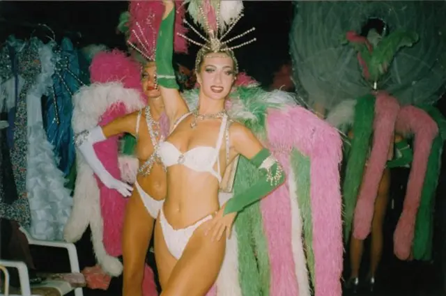 Lo que Bee no entendió cuando bailaba era que quitarse el sostén equivalía a un ascenso.