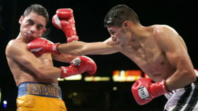 La energía del golpe comienza a formarse en el suelo.