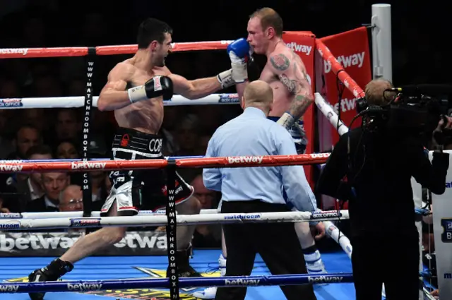 Antes de conectar el golpe decisivo a George Groves, Frampton lo tanteó con un leve golpe con su zurda. Así quedó todo despejado para el impacto de su puño derecho.