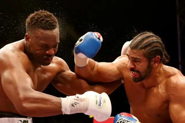 El británico David Haye, excampeón mundial de boxeo, conecta un golpe a Dereck Chisora.