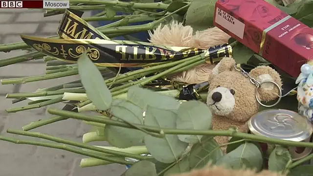 Гулчеҳра Бобоқулова қизалоқнинг боши билан пайдо бўлган жойга москваликлар гуллар ва ўйинчоқлар келтиришган.