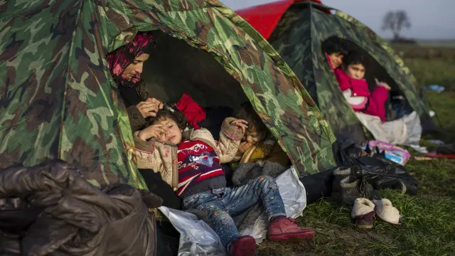 نصب المهاجرون عشرات خياما صغيرة للاحتماء بها.