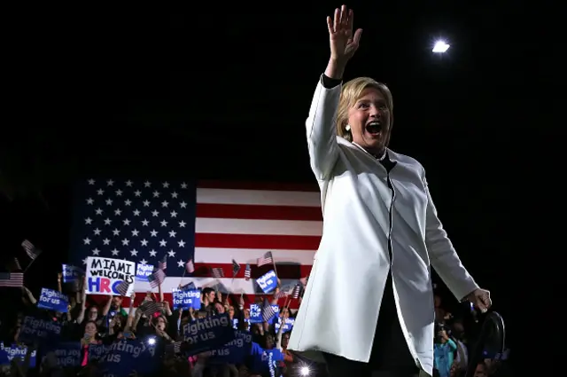Hillary Clinton celebrou em Miami sua vitória em sete Estados na Superterça