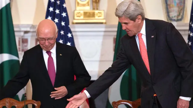 ښاغلى عزيز چې دامريکا او پاکستان ترمنځ د ستراتيژيکه خبرو په تړاو د واشنگټن په سفر دى، تېره ورځ يې يو وينا کې ويلي و چې " د افغان طالبانو مشران او کورنۍ يې په پاکستان کې دي".