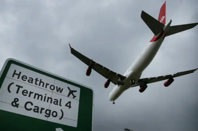 Cамолет идет на посадку в аэропорту Хитроу
