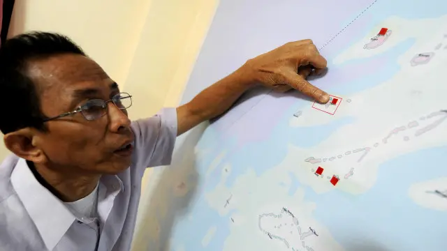 Giới chức địa phương của Philippines theo dõi bản đồ về địa điểm mà Philippines nói Trung Quốc điều tàu vào.