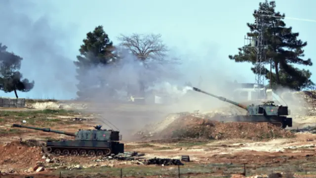Türkiye'nin Suriye sınırına konuşlandırılmış topçu bataryaları bulunuyor.