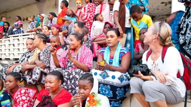 Komorlu kadınlar parlak renkli elbiseleriyle biliniyor.