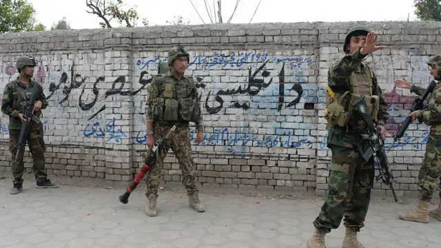 افغان سکیورٹی اہلکاروں نے حملہ آوروں کو ہلاک کر کے پورے علاقے کو گھیرے میں لے لیا۔