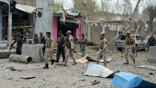 کار بم حملے کے بعد پورا علاقہ تباہی کا منظر پیش کر رہا تھا۔