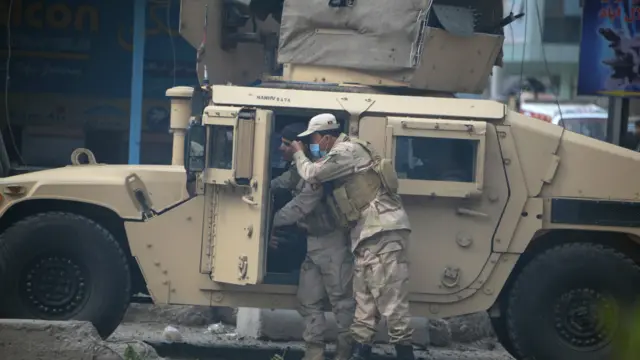 افغان سکیورٹی اہلکاروں نے بروقت کارروائی کرکے حملہ آووروں کو انڈیا قونصلیٹ کی عمارت کے اندر داخل ہونے سے روک دیا۔