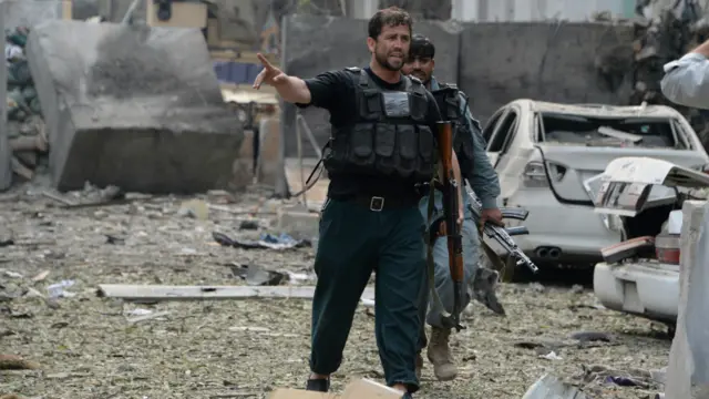 سکیورٹی اہلکاروں نے خود کش حملہ آور کے ساتھ آئے چار شدت پسندوں کو ہلاک کر دیا۔