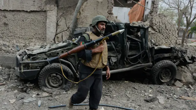 سکیورٹی اہلکاروں کی قرب و جوار میں کھڑی گاڑیوں کو بھی شدید نقصان پہنچا۔