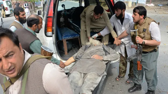 زخمیوں کو فوری طور پر ایمبولینسوں کے ذریعے ہسپتال منتقل کر دیا گیا۔