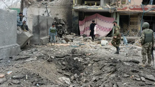 کار بم حملے کی جگہ ایک بہت بڑا گھڑا پڑ گیا تھا۔