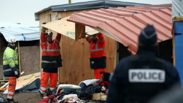 تزيل فرق الهدم المخيم باليد وباستخدام الجرافات، فيما وصفته السلطات بالجهود "الإنسانية"