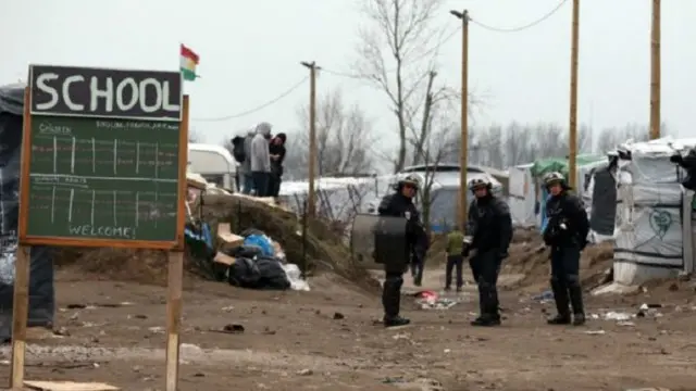 بالرغم من الظروف القاتمة هناك، أصبح مخيم الغابة موطنا للآلاف، ويضم أيضا مدارس وكنيسة ومسجدا ومرافق مجتمعية أخرى