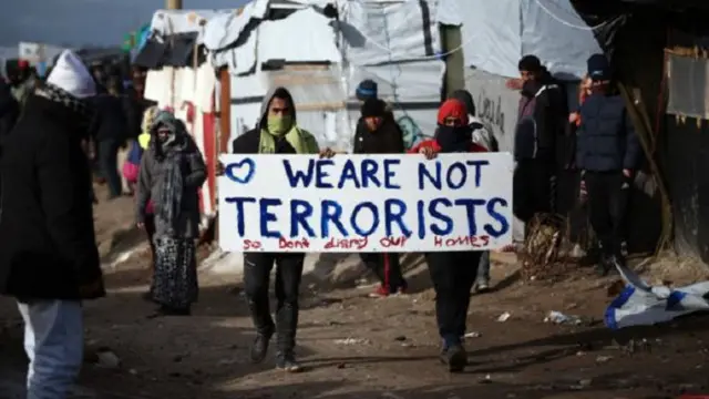 معظم الأشخاص الذين يعيشون هناك لا يرغبون في الرحيل، خوفا من أن يجبرهم ذلك على طلب اللجوء في فرنسا، وبالتالي يتخلون عن حلمهم بالوصول إلى بريطانيا