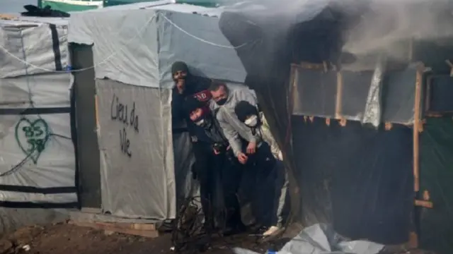 يقول النشطاء – الذين يظهرون هنا وهم يحتمون من خراطيم المياه التي تستخدمها الشرطة - والجمعيات الخيرية إن السلطات تنقل المشكلة بكل بساطة إلى مكان آخر في كاليه، حيث تكون الظروف أسوأ في كثير من الأحيان