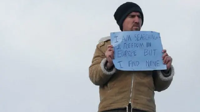 معظم الذين يعيشون في المخيم جاءوا من الشرق الأوسط وأفغانستان وأفريقيا. غالبية المهاجرين من الرجال، لكن جمعيات خيرية تقول إن هناك أيضا العديد من الأطفال، وبعضهم من دون ذويهم ويحتاجون إلى مساعدة