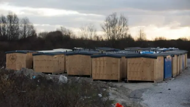 تقول السلطات الفرنسية إنها توفر للمهاجرين الإقامة في أكواخ أو حاويات شحن في مكان قريب، أو في مراكز إيواء في أماكن أخرى من البلاد