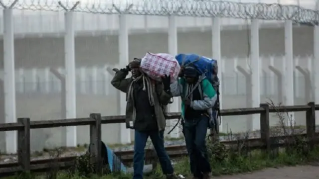 لكن العديد من النازحين يتجاهلون هذه العروض، ويحاول البعض بدلا من ذلك استقلال الشاحنات على الطريق السريع باتجاه الميناء – وأخيرا السفر إلى المملكة المتحدة