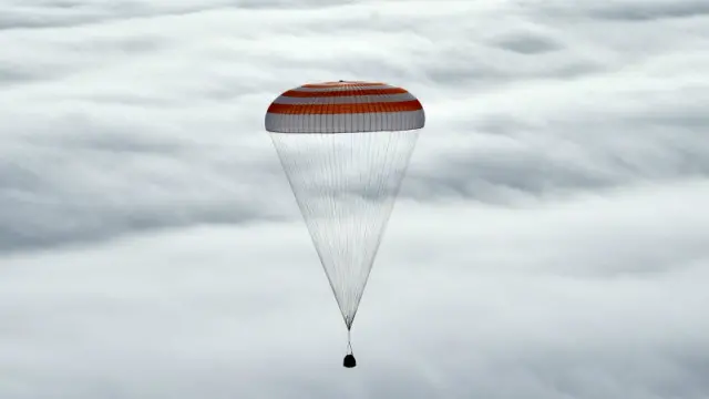 الكبسولة أثناء الهبوط