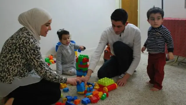 يقول نضال ورائدة إنهما لاقيا ترحيبا من المجتمع الأمريكي، وصل إلى تبرع البعض بالألعاب لأطفالهما