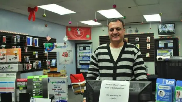 عماد مراد، الذي جاء الولايات المتحدة كلاجئ عراقي، يقف في متجره في ديربورن