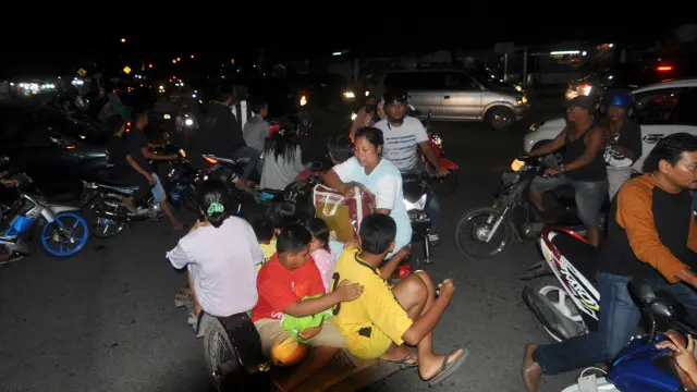 پڈانگ میں چند سیکنڈز تک شدید زلزلہ محسوس کیا گیا اورلوگ گھروں سے باہر نکل آئے