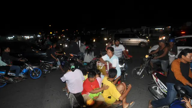 Warga Padang memadati jalan raya