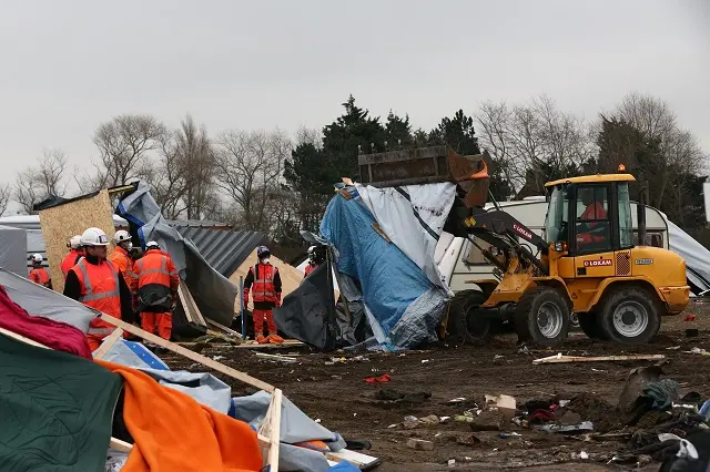 Düşərgənin cənub hissəsində çadırların demontajına başlanıb. Fransanın yerli hakimiyyət orqanları deyirlər ki, onlar Kaledə maksimum 2000-dək miqrantın qalmasını istəyirlər. Beləliklə, söküntü işləri davam etdiriləcək.