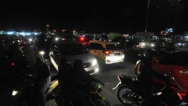 Kemacetan terjadi di Kota Padang lantaran sebagian besar warga memilih mengungsi menggunakan kendaraan bermotor.