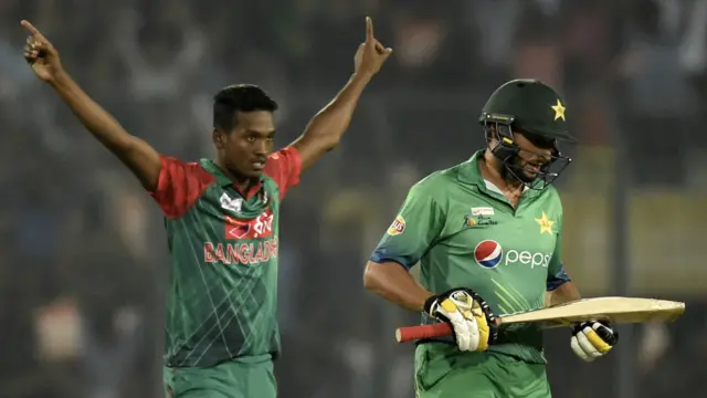 صرف آفریدی کی کارکردگی مایوس کن نہیں تھی بلکہ پاکستان کے ٹاپ آرڈر بلے باز بھی ناکام رہے۔