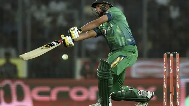 پاکستان کے کپتان شاہد آفریدی پھر ناکام رہے اور صفر پر آؤٹ ہو گئے۔ 