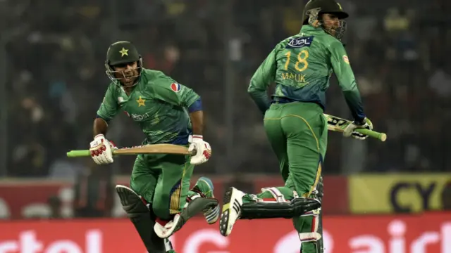 پاکستان کی طرف سے سرفراز احمد اور شعیب ملک نے اننگز کو سنبھالا اور سکور کو 129 تک پہنچانے میں اہم کردار ادا کیا۔