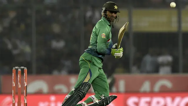 میچ کے آخری اووروں میں شعیب ملک اور سرفراز نے تیز رن بنائے۔